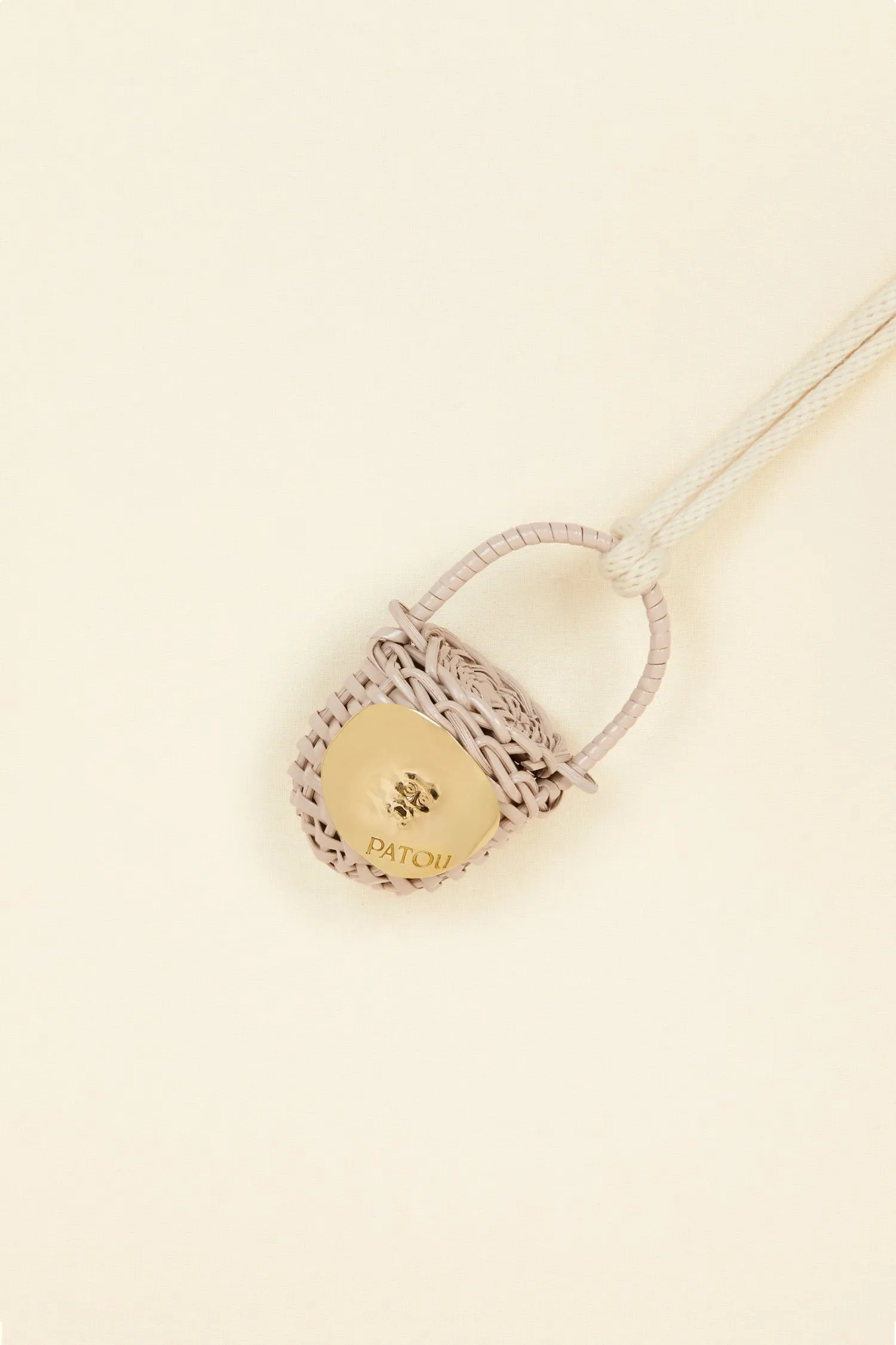 Bucket bag necklace in wicker