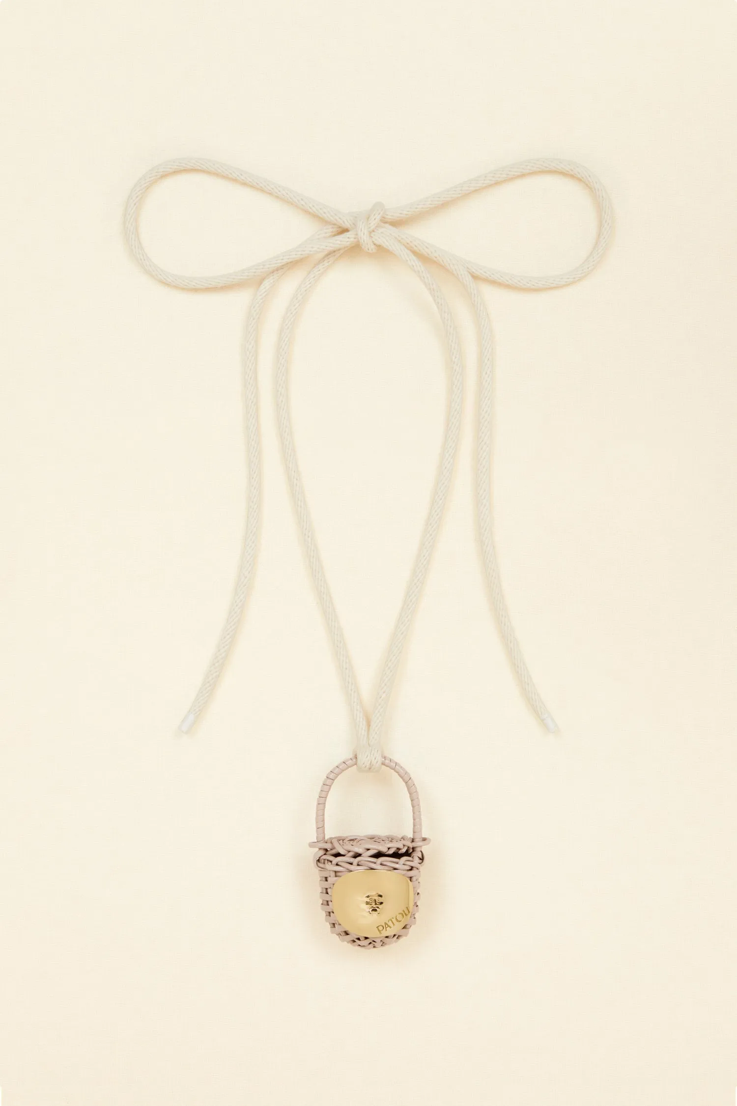 Bucket bag necklace in wicker