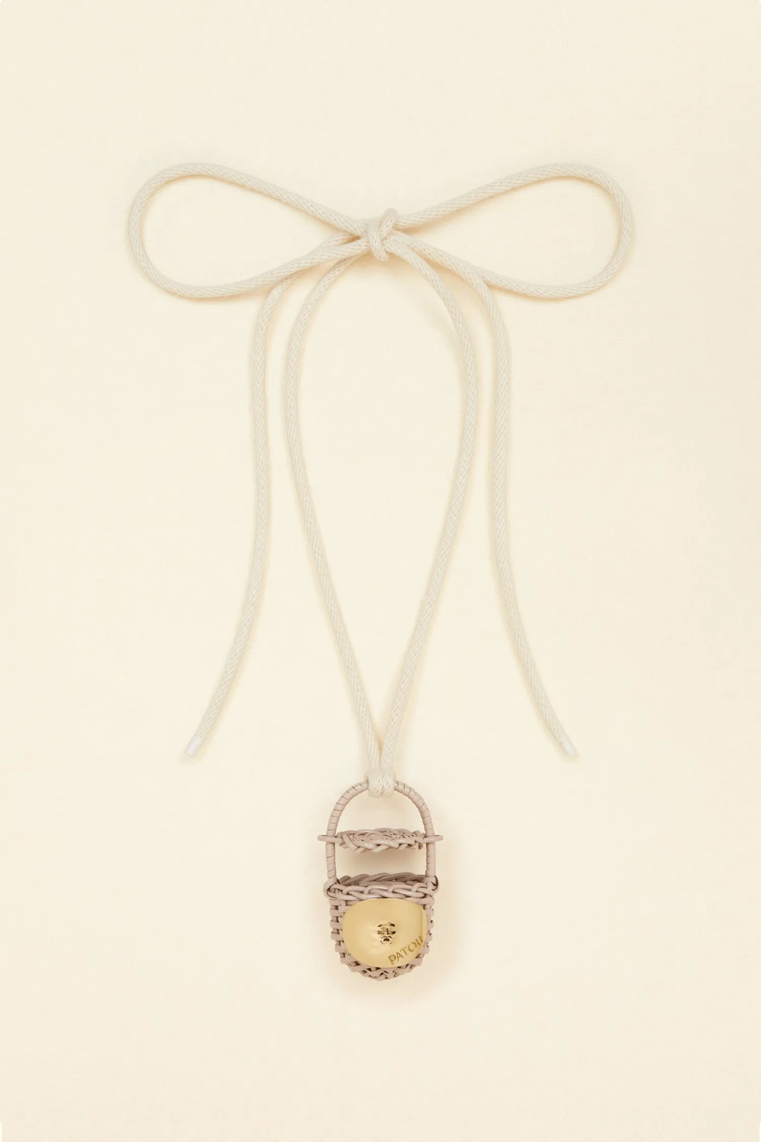 Bucket bag necklace in wicker