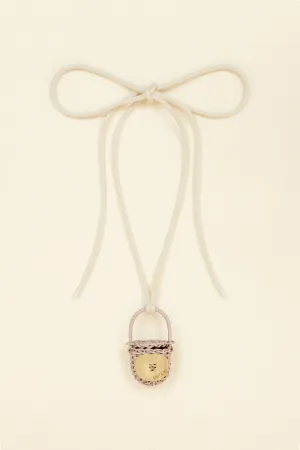 Bucket bag necklace in wicker